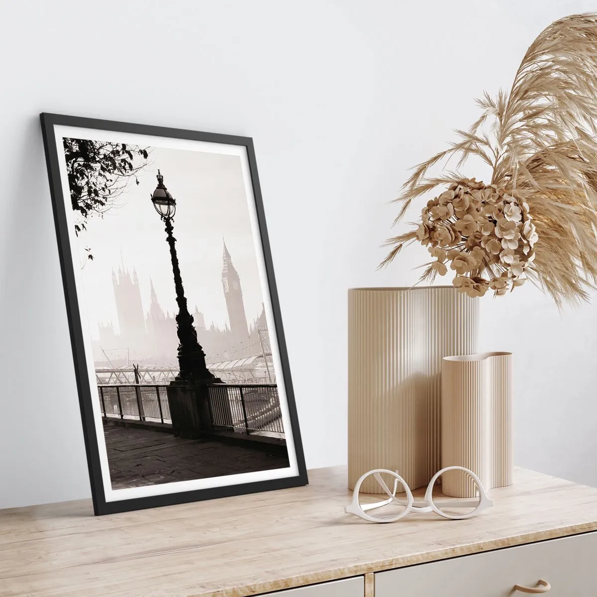 Pôster com moldura preta - Uma fotografia em preto e branco de um farol tendo como pano de fundo pontos turísticos da cidade com neblina. - 50x70cm - Manhã Londrina - Decoração de parede moderna para a sala de estar e quarto ARTTOR