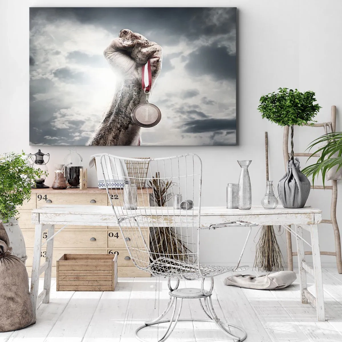 Quadro em tela - Uma mão levantada com uma medalha contra um céu nublado - 70x50cm - Per aspera ad astra - Decoração de parede moderna para a sala de estar e quarto ARTTOR