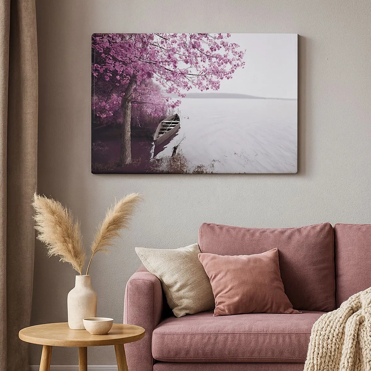 Quadro em tela - Um barco na margem de um lago entre árvores cor-de-rosa - 70x50cm - Em silêncio cor-de-rosa - Decoração de parede moderna para a sala de estar e quarto ARTTOR