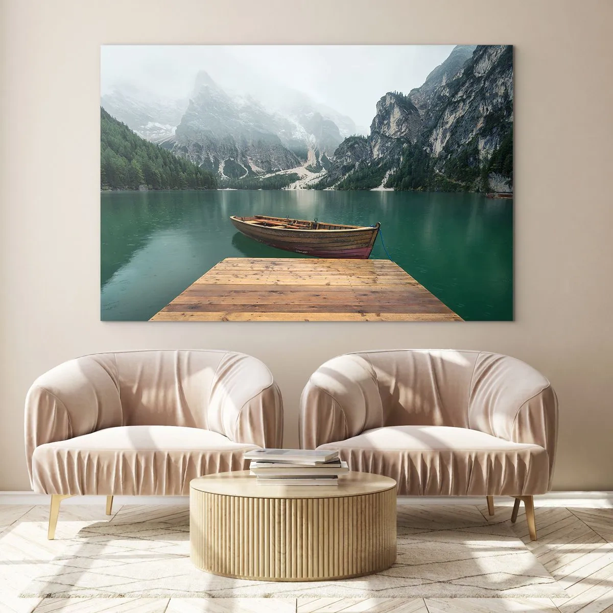 Quadro em vidro - Um barco no cais de um lago em um cenário montanhoso com neblina - 70x50cm - Rochas orgulhosas - Decoração de parede moderna para a sala de estar e quarto ARTTOR