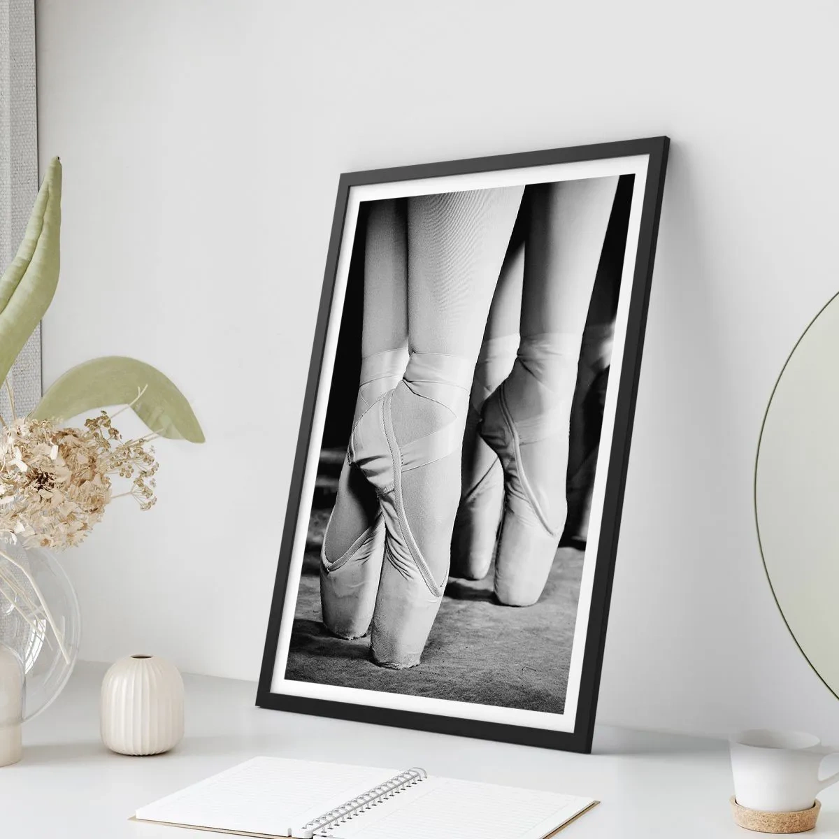 Pôster com moldura preta - Um pôster em preto e branco representando sapatilhas de ponta de balé. - 50x70cm - Juntos, com leveza - Decoração de parede moderna para a sala de estar e quarto ARTTOR