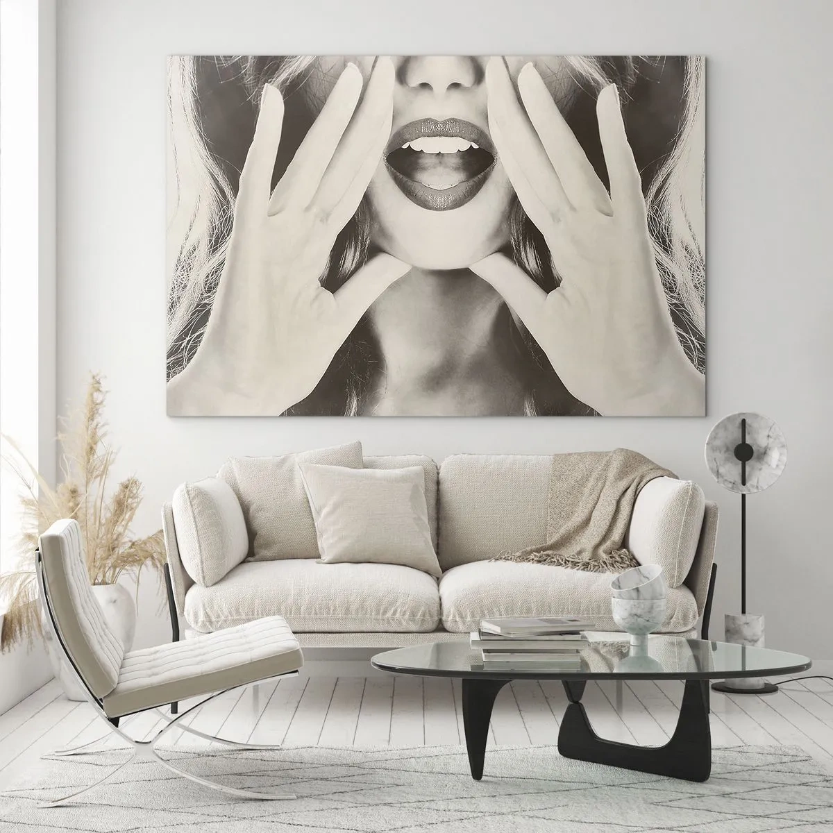 Quadro em vidro - Uma mulher com batom nos lábios e as mãos no rosto - 70x50cm - Já vou! - Decoração de parede moderna para a sala de estar e quarto ARTTOR