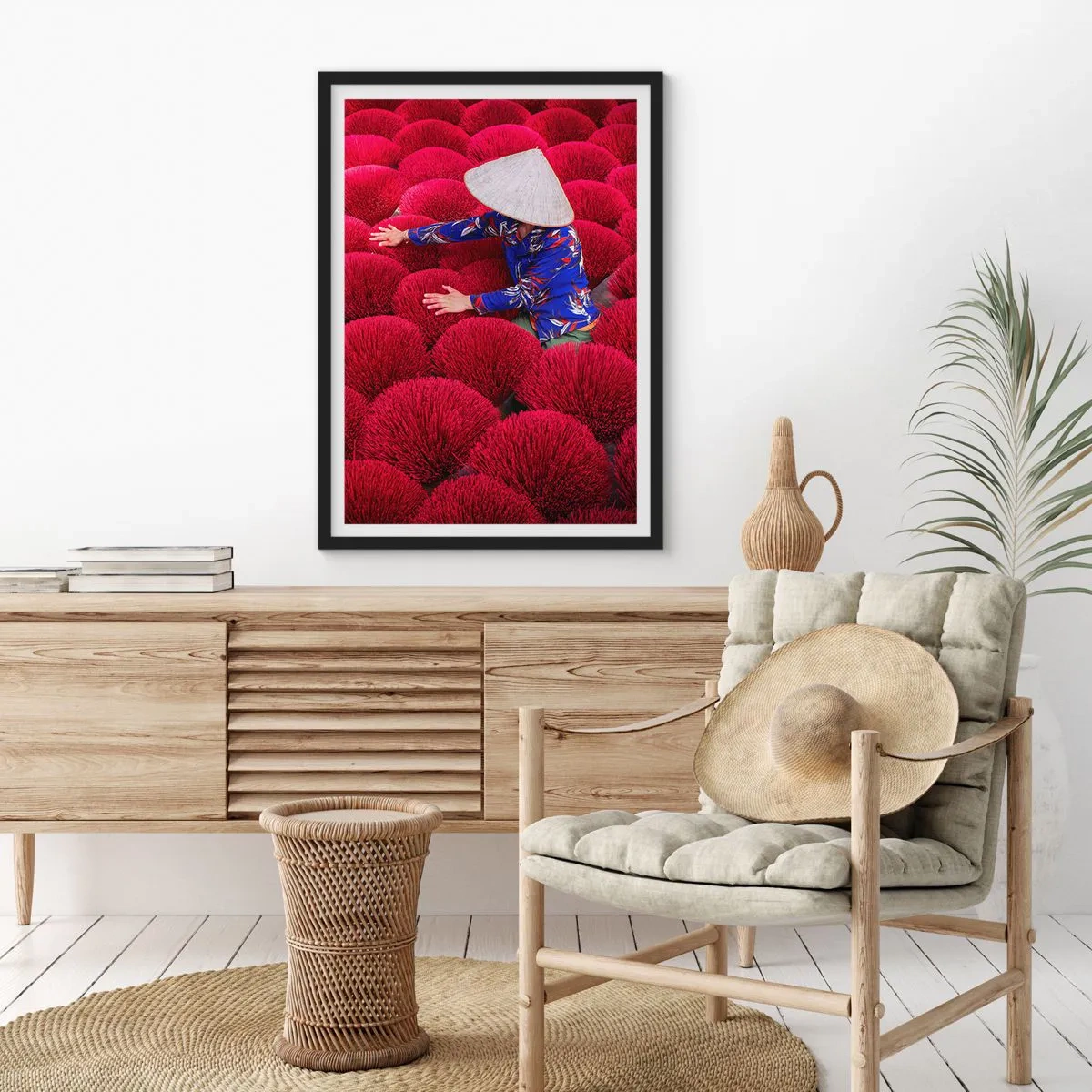 Pôster com moldura preta - Uma figura com um chapéu contra um fundo de incensos vermelhos - 50x70cm - No campo de arroz - Decoração de parede moderna para a sala de estar e quarto ARTTOR