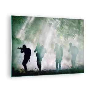 Quadro em vidro - Um grupo de soldados em meio à fumaça, caminhando pela floresta, em alerta máximo - 70x50cm - Um por todos... - Decoração de parede moderna para a sala de estar e quarto ARTTOR