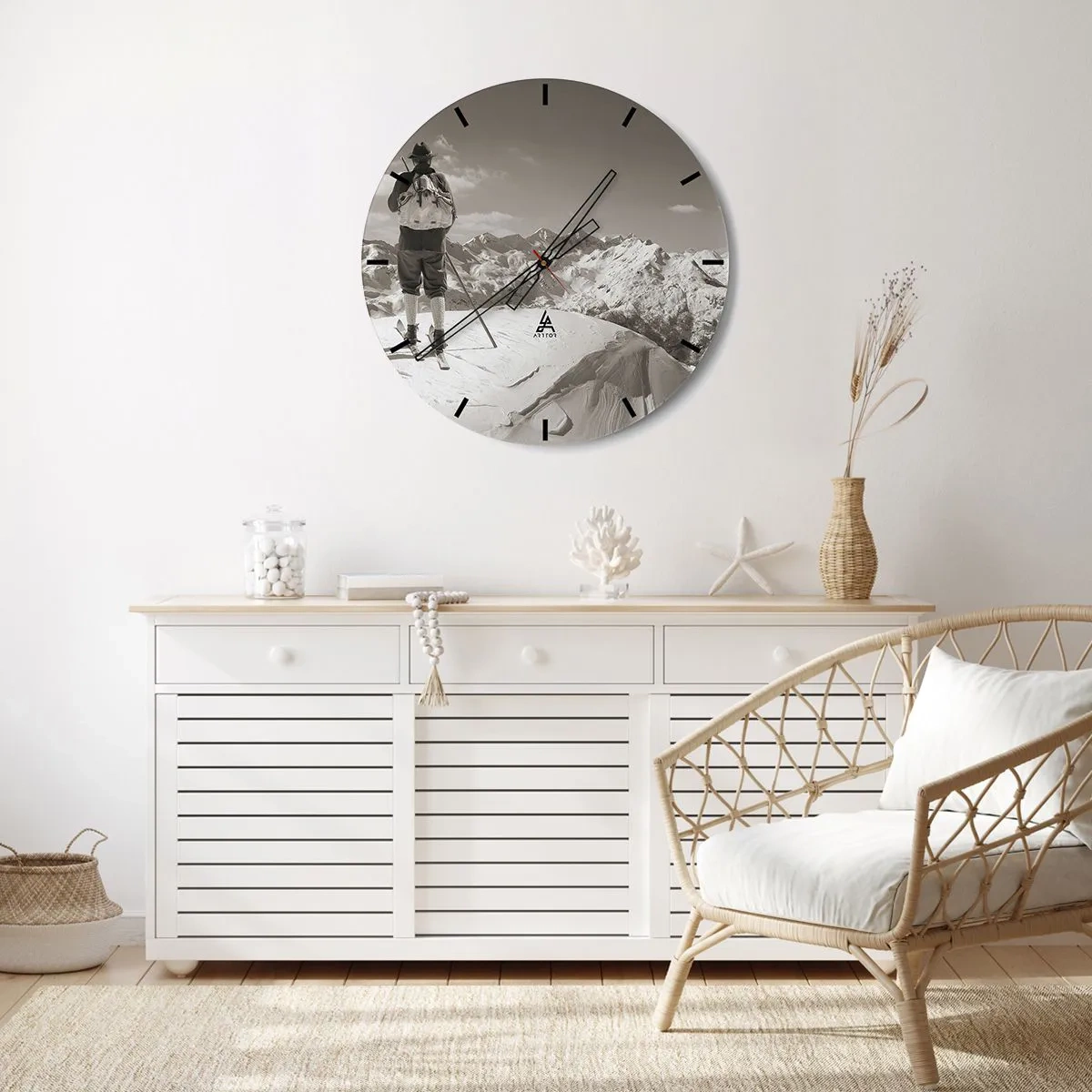 Relógio de parede - Relógio em vidro - Esquiador com cenário de montanhas cobertas de neve em estilo retrô - 30x30cm - E as montanhas são as mesmas - Decoração de parede moderna para a sala de estar, cozinha e quarto ARTTOR