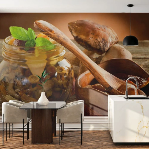 Papel de Parede Standard Eco - Cogumelos em conserva em uma jarra sobre uma mesa de madeira - 100x70cm - Seja fresco, salgado ou de outono... - Decoração de parede moderna para a sala de estar e quarto ARTTOR