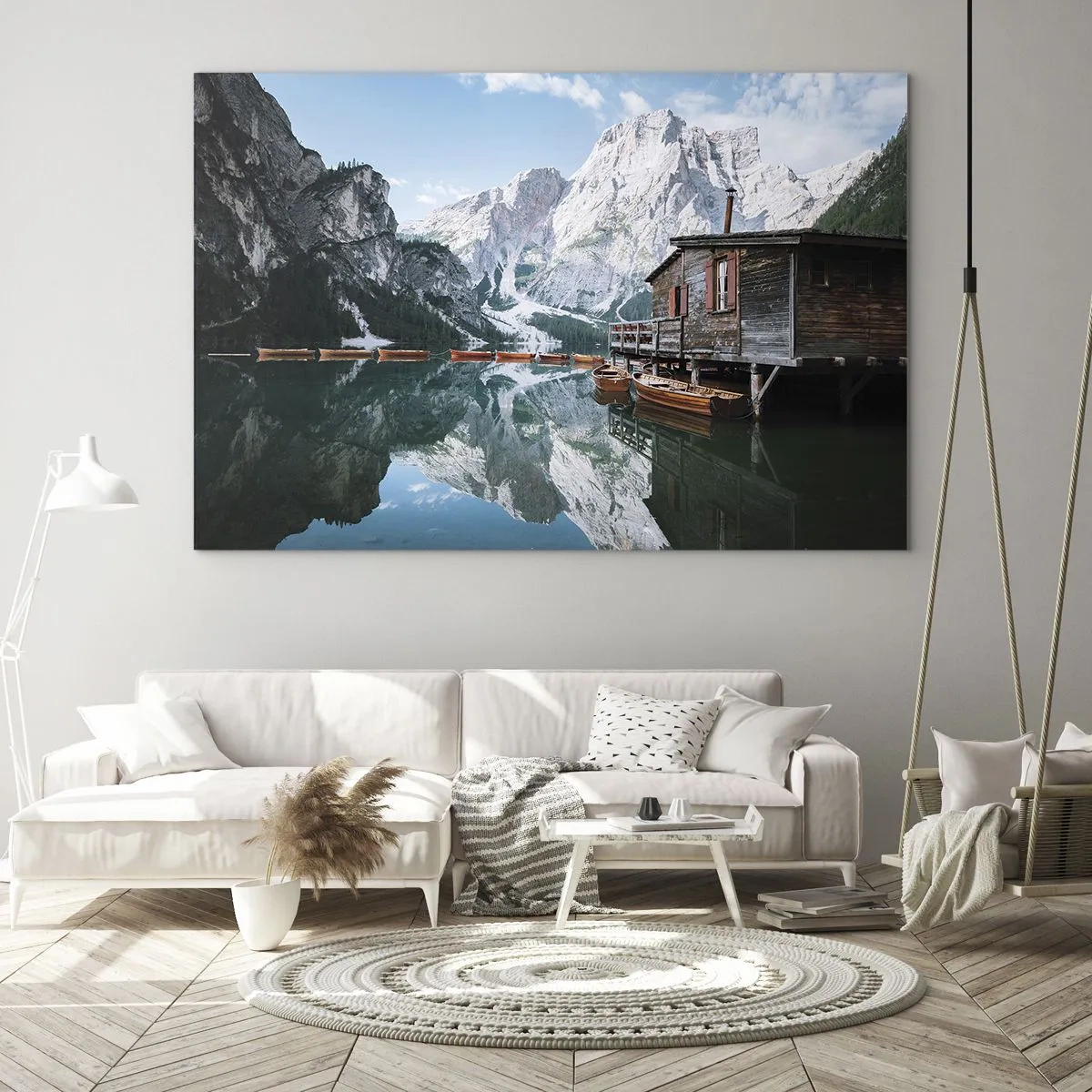 Quadro em vidro - Casa de madeira e barcos em um lago tranquilo nas montanhas - 70x50cm - Manhã cristalina nas montanhas - Decoração de parede moderna para a sala de estar e quarto ARTTOR