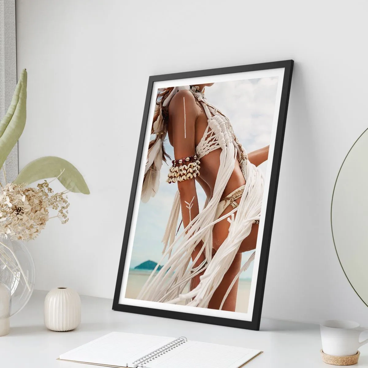 Pôster com moldura preta - Mulher em estilo étnico na praia - 50x70cm - Sacerdotisa do Sol - Decoração de parede moderna para a sala de estar e quarto ARTTOR