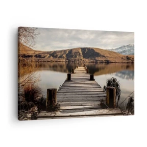 Quadro em tela - Um píer de madeira sobre um lago cercado por colinas pitorescas - 70x50cm - Paisagem em silêncio - Decoração de parede moderna para a sala de estar e quarto ARTTOR