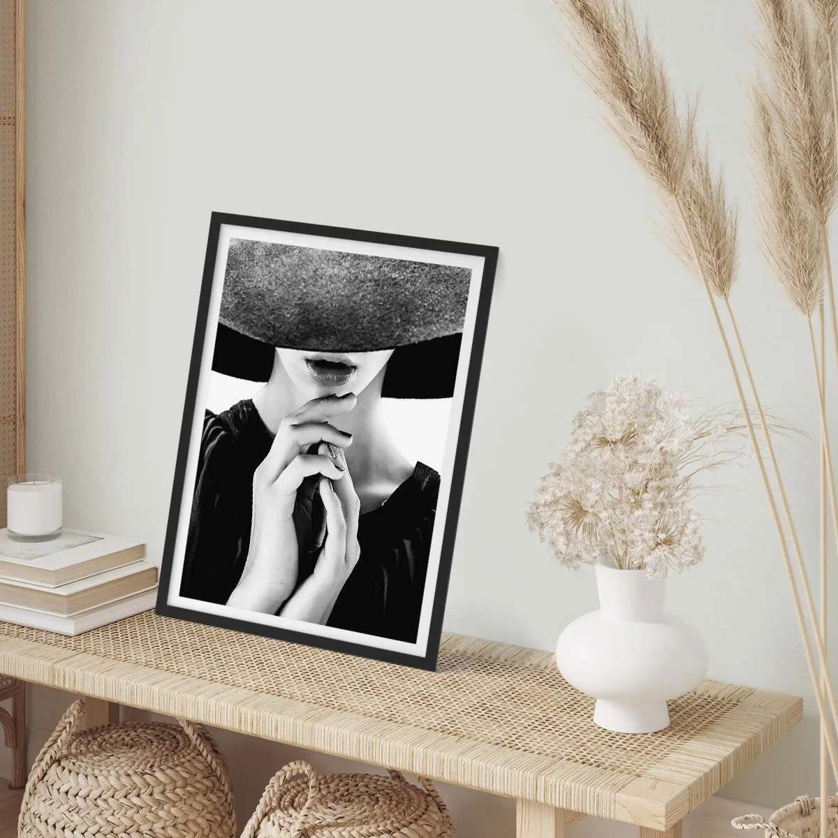 Pôster com moldura preta - Retrato em preto e branco de uma mulher usando um chapéu com o rosto coberto - 50x70cm - Beleza escondida - Decoração de parede moderna para a sala de estar e quarto ARTTOR