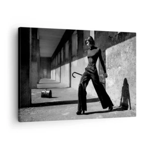 Quadro em tela - Mulher estilosa em ambiente industrial - 70x50cm - Elegância urbana - Decoração de parede moderna para a sala de estar e quarto ARTTOR