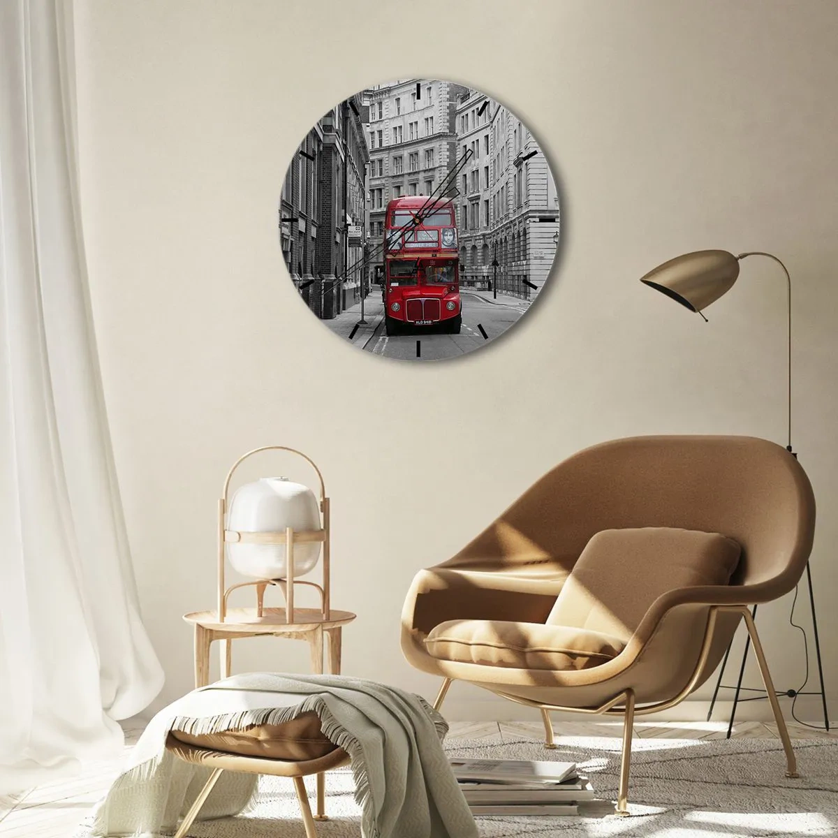 Relógio de parede - Relógio em vidro - Um ônibus vermelho contra um fundo de prédios pretos e brancos. - 30x30cm - A vida quotidiana não deve ser cinzenta - Decoração de parede moderna para a sala de estar, cozinha e quarto ARTTOR