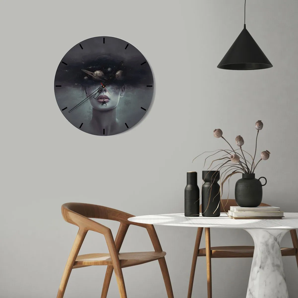 Relógio de parede - Relógio em vidro - Uma composição cósmica de planetas na cabeça de uma mulher contra um fundo escuro. - 30x30cm - E os planetas estão a enlouquecer... - Decoração de parede moderna para a sala de estar, cozinha e quarto ARTTOR