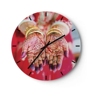 Relógio de parede - Relógio em vidro - Mãos decoradas com hena em traje tradicional sobre fundo vermelho - 30x30cm - Pronto para alcançar a felicidade - Decoração de parede moderna para a sala de estar, cozinha e quarto ARTTOR
