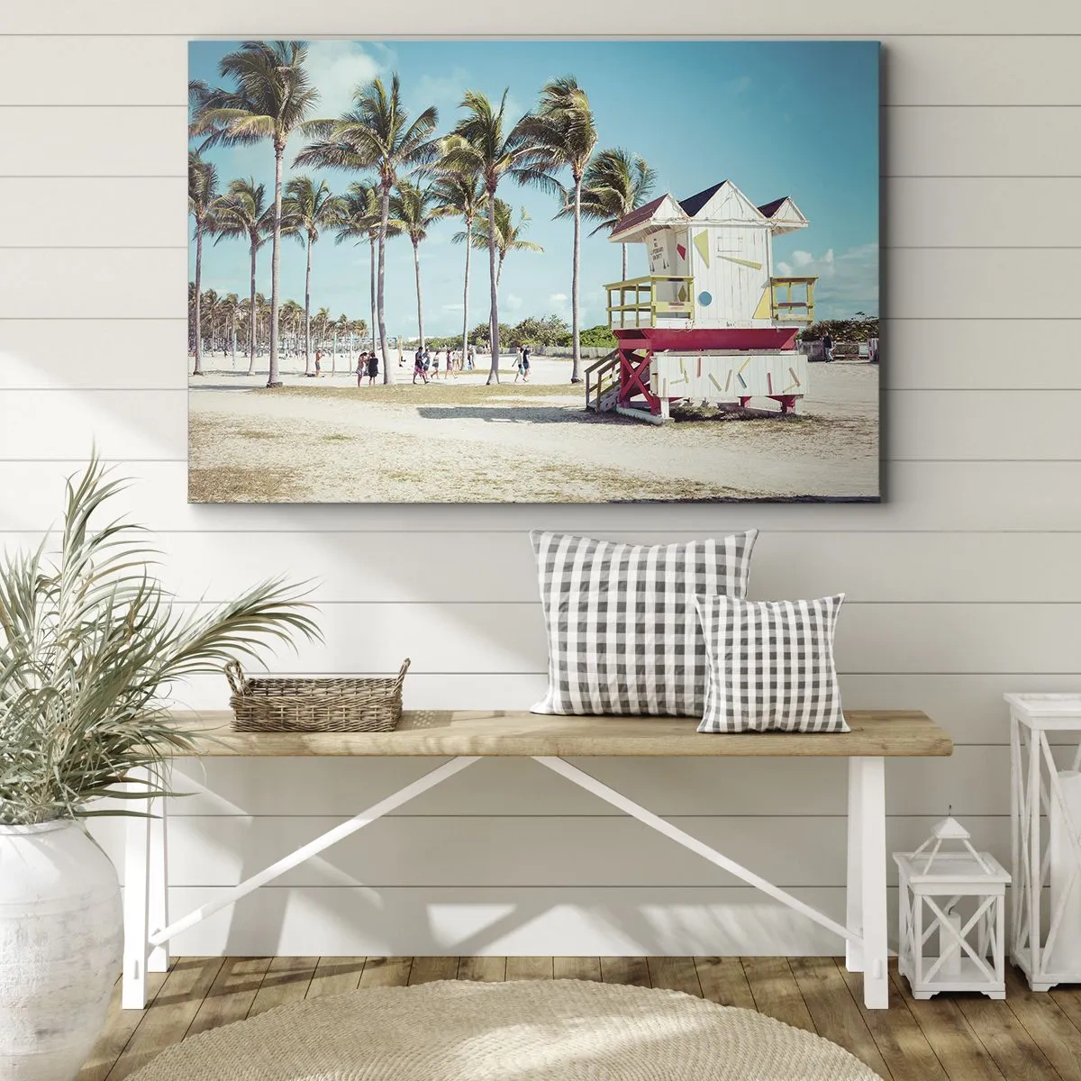 Quadro em tela - Uma praia com palmeiras e uma torre de salva-vidas ao fundo - 70x50cm - Um belo dia pela frente - Decoração de parede moderna para a sala de estar e quarto ARTTOR