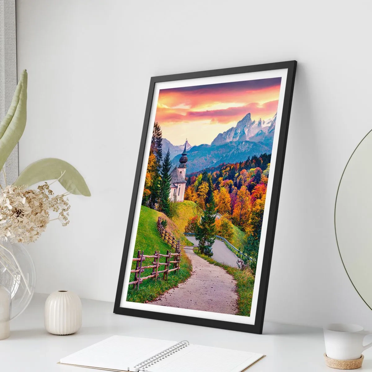 Pôster com moldura preta - Capela da montanha entre árvores de outono ao pôr do sol - 50x70cm - Paisagem como uma pintura - Decoração de parede moderna para a sala de estar e quarto ARTTOR