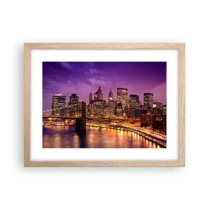 Pôster com moldura de carvalho claro - Manhathann roxa e dourada - 40x30 cm