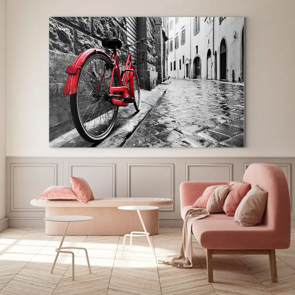 Quadro em vidro - Uma bicicleta vermelha em uma rua de paralelepípedos com um fundo monocromático. - 70x50cm - A verdadeira beleza não envelhece - Decoração de parede moderna para a sala de estar e quarto ARTTOR