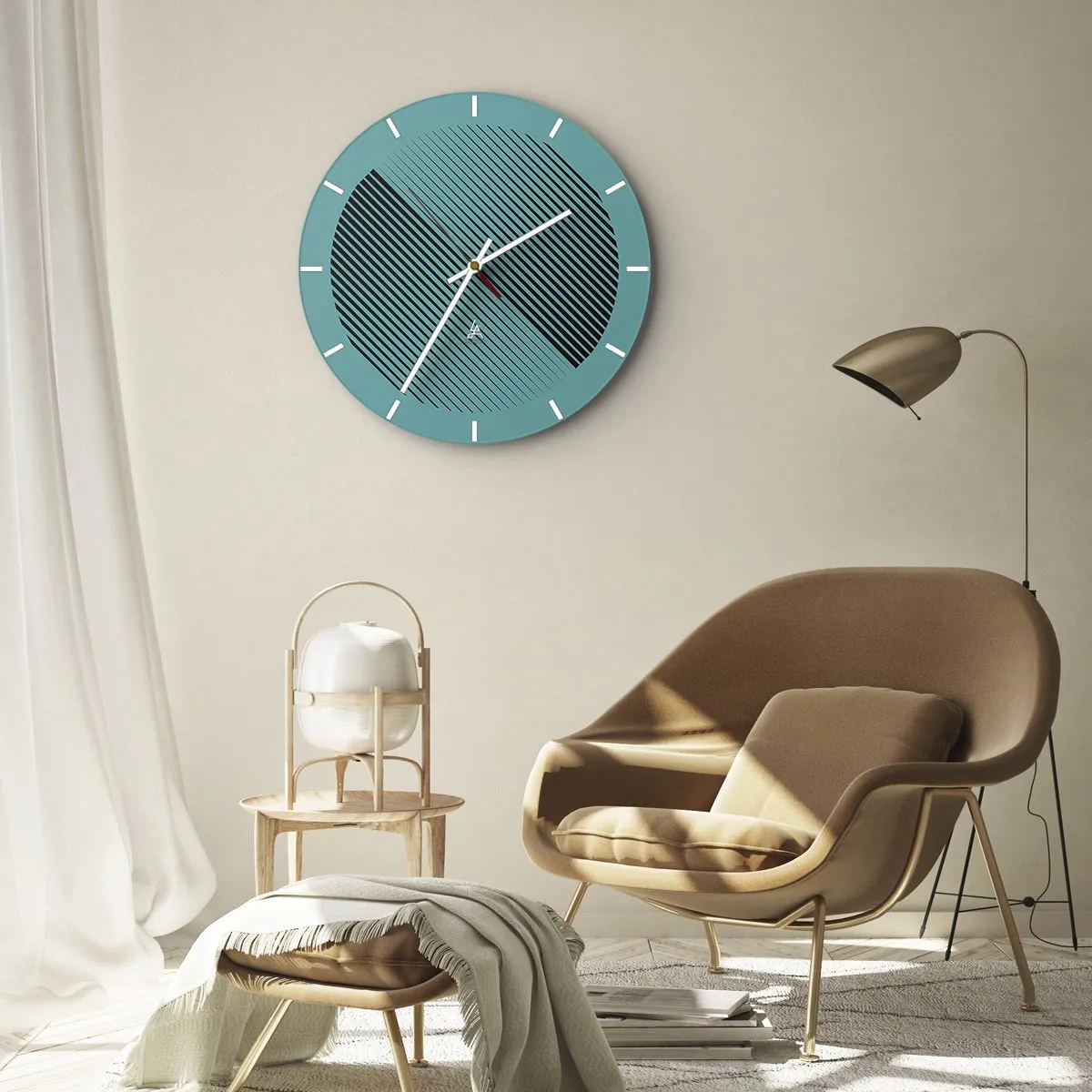 Relógio de parede - Relógio em vidro - Fundo turquesa com linhas diagonais pretas em um arranjo geométrico - 30x30cm - Círculo – uma variação geométrica - Decoração de parede moderna para a sala de estar, cozinha e quarto ARTTOR