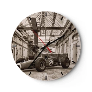Relógio de parede - Relógio em vidro - Um carro de corrida clássico em um antigo salão industrial - 30x30cm - O descanso do vencedor - Decoração de parede moderna para a sala de estar, cozinha e quarto ARTTOR
