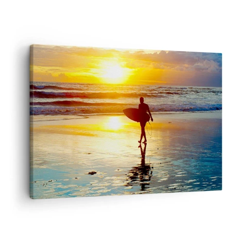Quadro em tela - Um surfista caminhando na praia ao pôr do sol com uma prancha na mão. - 70x50cm - O Retorno do Guerreiro - Decoração de parede moderna para a sala de estar e quarto ARTTOR