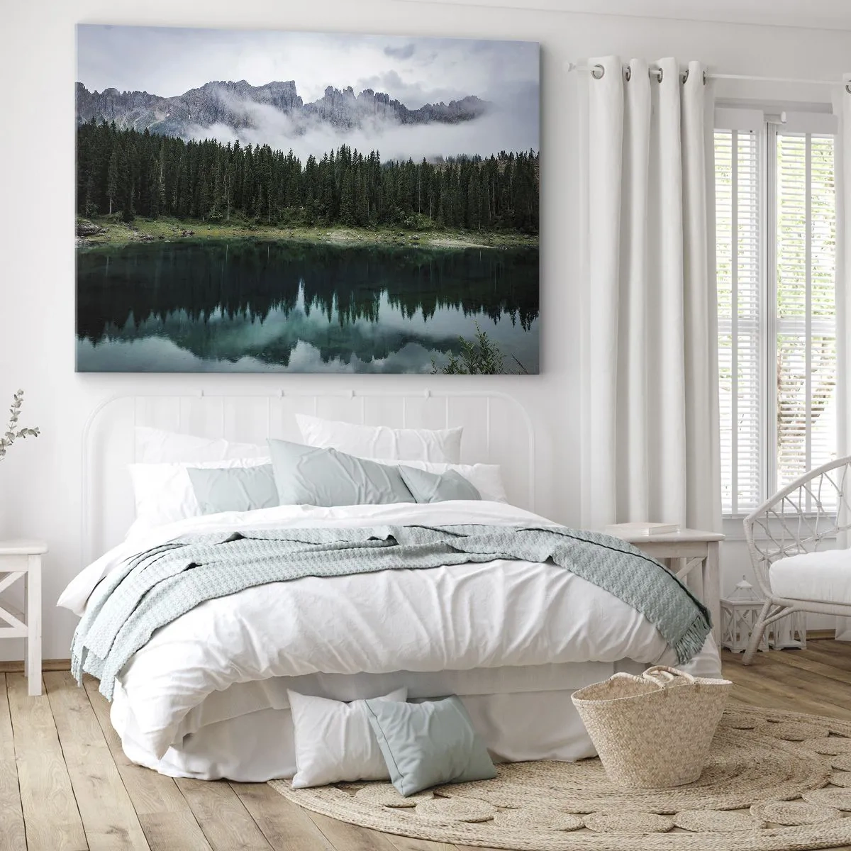 Quadro em tela - Uma paisagem montanhosa com uma floresta e um lago refletindo o céu - 70x50cm - Calma, silêncio, não vamos acordar a água... - Decoração de parede moderna para a sala de estar e quarto ARTTOR
