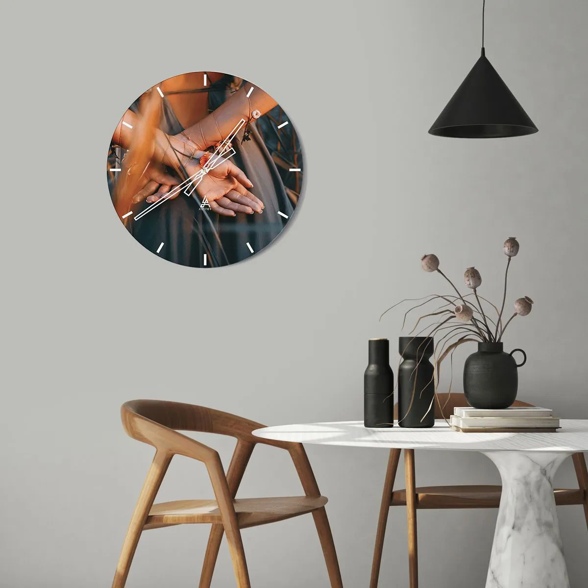 Relógio de parede - Relógio em vidro - Close-up de mãos entrelaçadas com plantas - 30x30cm - Ligada à natureza - Decoração de parede moderna para a sala de estar, cozinha e quarto ARTTOR