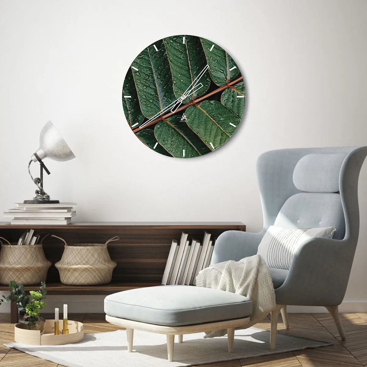 Relógio de parede - Relógio em vidro - Close-up de folhas com gotas de água em um fundo escuro - 30x30cm - Num ritmo verde - Decoração de parede moderna para a sala de estar, cozinha e quarto ARTTOR