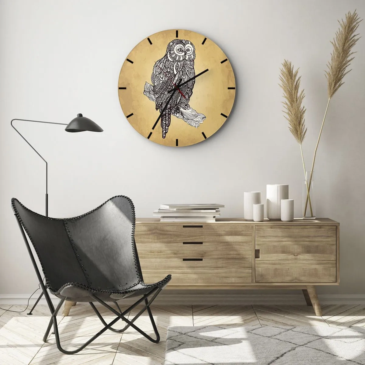 Relógio de parede - Relógio em vidro - Uma coruja artística em um fundo bege com um padrão intrincado - 30x30cm - Ornamentos intrincados de sabedoria - Decoração de parede moderna para a sala de estar, cozinha e quarto ARTTOR