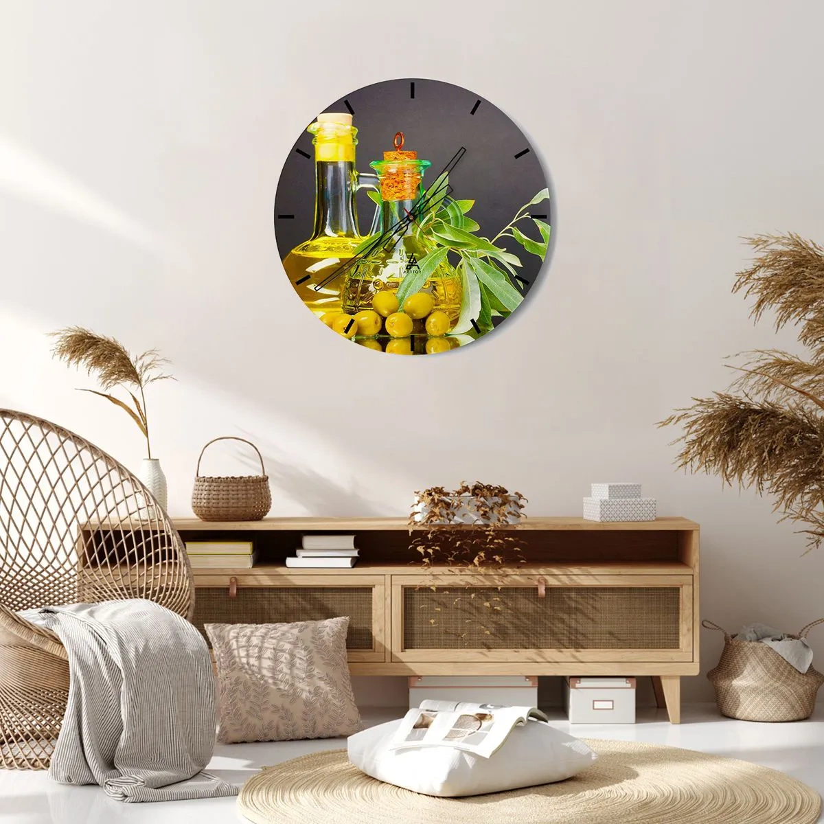 Relógio de parede - Relógio em vidro - Azeitonas e garrafas de azeite sobre um fundo de folhas - 30x30cm - Natureza morta com azeitonas e azeite - Decoração de parede moderna para a sala de estar, cozinha e quarto ARTTOR