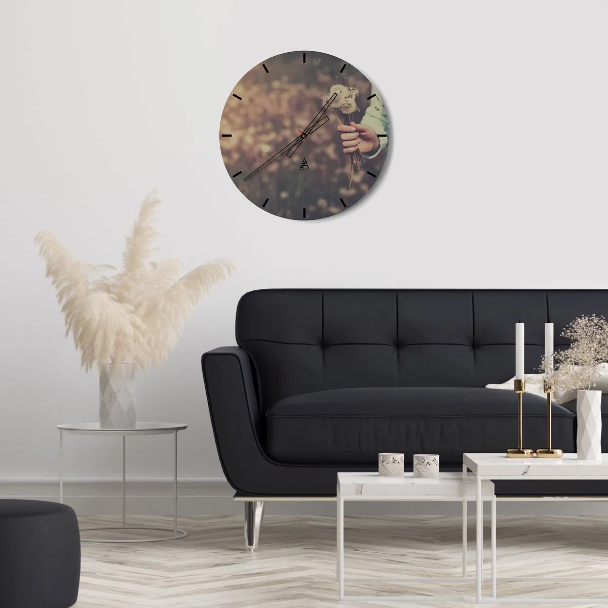 Relógio de parede - Relógio em vidro - Uma mão segurando um buquê de dentes-de-leão contra um campo desfocado - 30x30cm - Fique com isto, por favor - Decoração de parede moderna para a sala de estar, cozinha e quarto ARTTOR