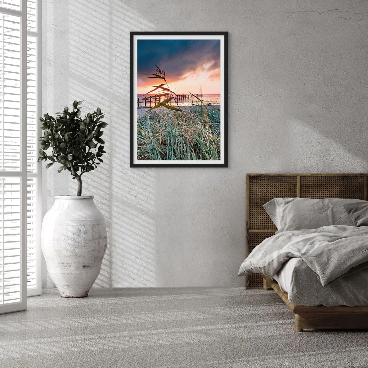 Pôster com moldura preta - Um píer à beira-mar cercado por grama durante o pôr do sol - 50x70cm - O vento não leva - Decoração de parede moderna para a sala de estar e quarto ARTTOR