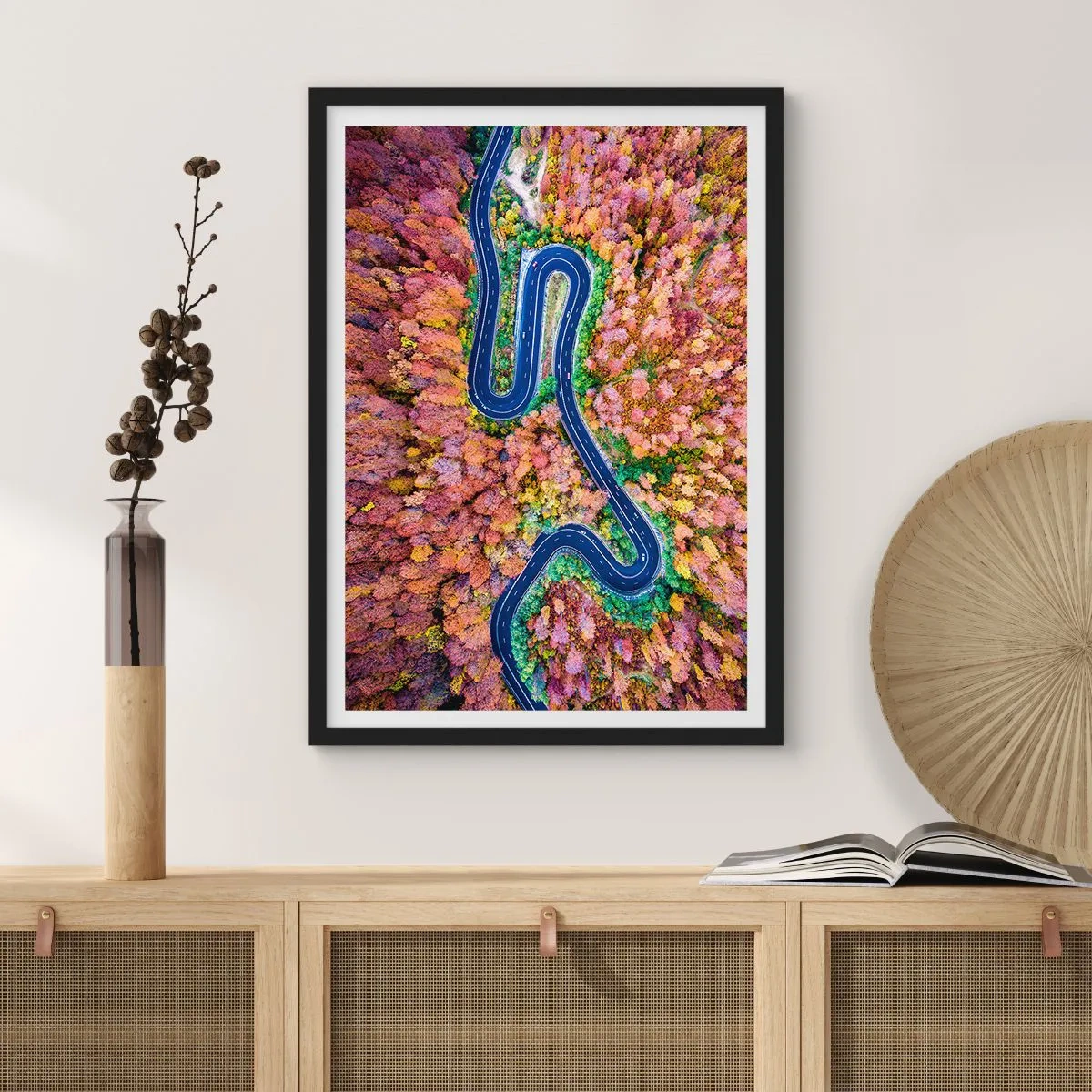 Pôster com moldura preta - Estrada sinuosa pela floresta - 40x50 cm