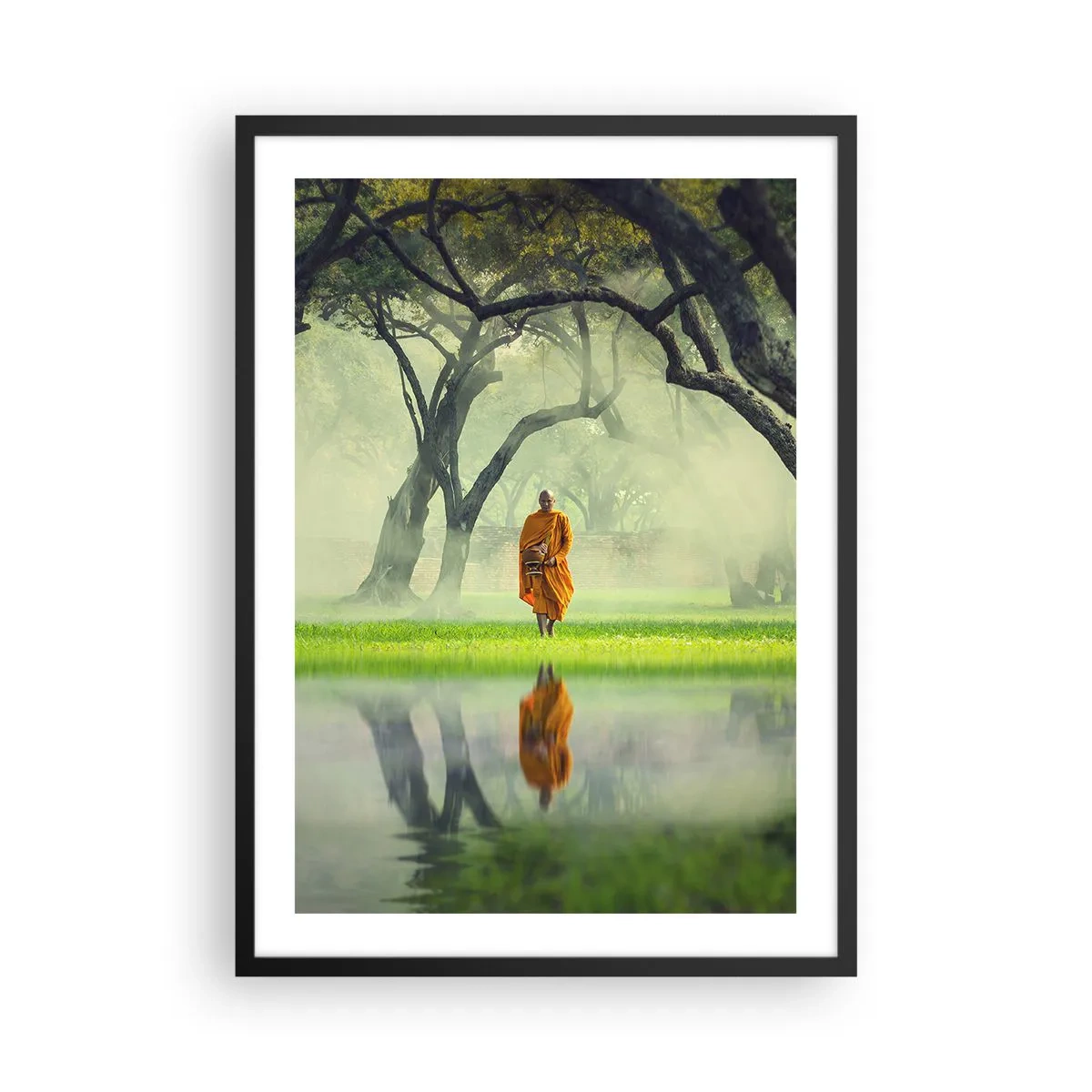 Pôster com moldura preta - Um monge com uma túnica laranja cercado por árvores e reflexos na água - 50x70cm - A caminho da iluminação - Decoração de parede moderna para a sala de estar e quarto ARTTOR