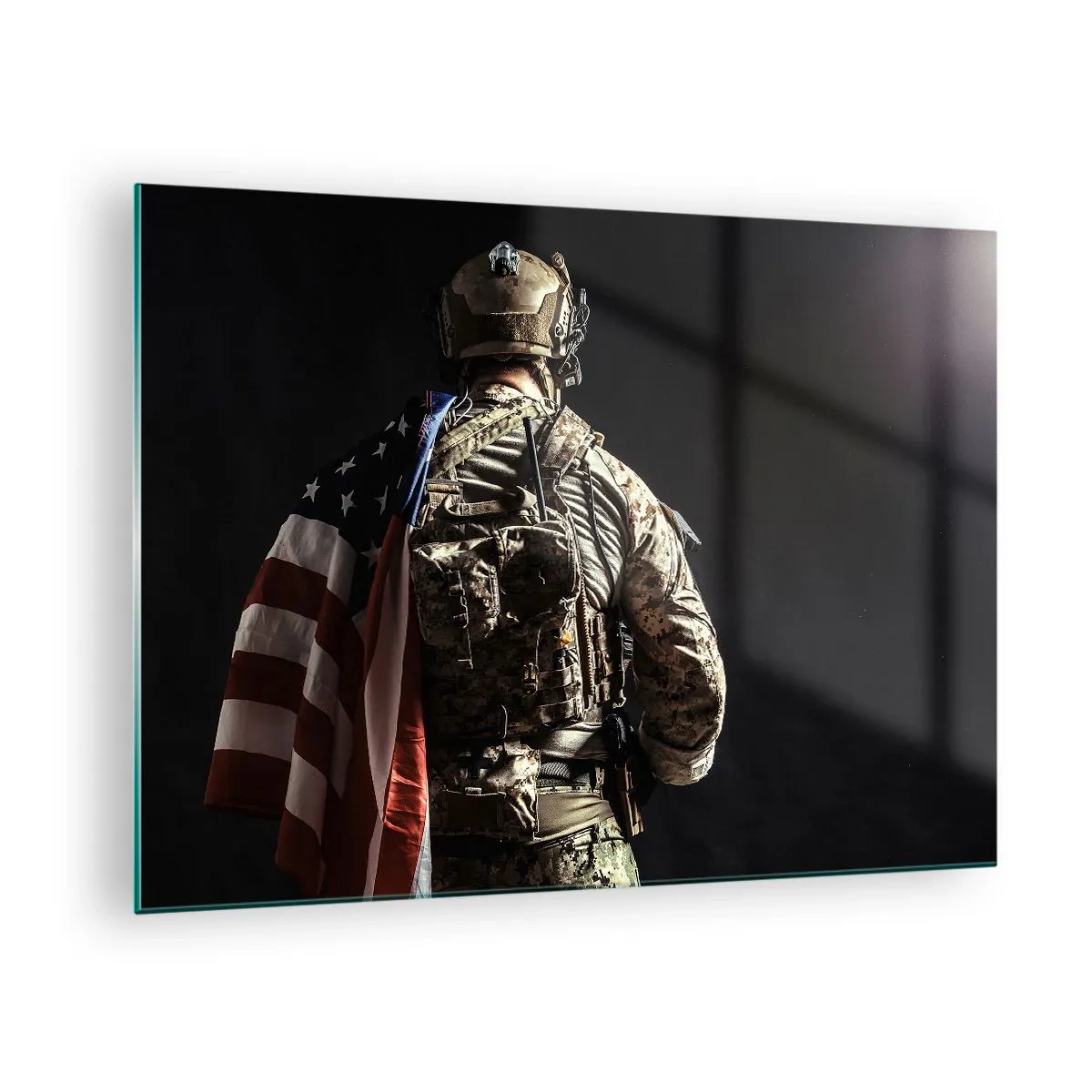 Quadro em vidro - Um soldado com uma bandeira americana contra um fundo escuro - 70x50cm - É por isso  - Decoração de parede moderna para a sala de estar e quarto ARTTOR
