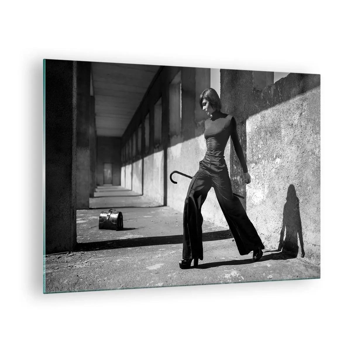 Quadro em vidro - Fotografia em preto e branco de uma mulher com uma roupa elegante em um ambiente urbano. - 70x50cm - Elegância urbana - Decoração de parede moderna para a sala de estar e quarto ARTTOR