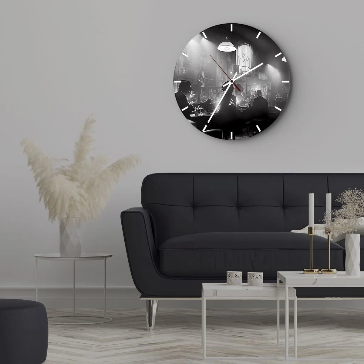 Relógio de parede - Relógio em vidro - Cena em preto e branco de um clube de jazz com silhuetas de convidados - 30x30cm - Em uma atmosfera de jazz - Decoração de parede moderna para a sala de estar, cozinha e quarto ARTTOR