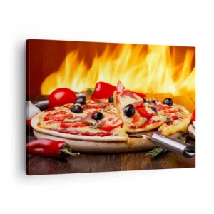 Quadro em tela - Pizza com azeitonas, tomates e pimentões em um fundo de chamas - 70x50cm - From Italy with love - Decoração de parede moderna para a sala de estar e quarto ARTTOR
