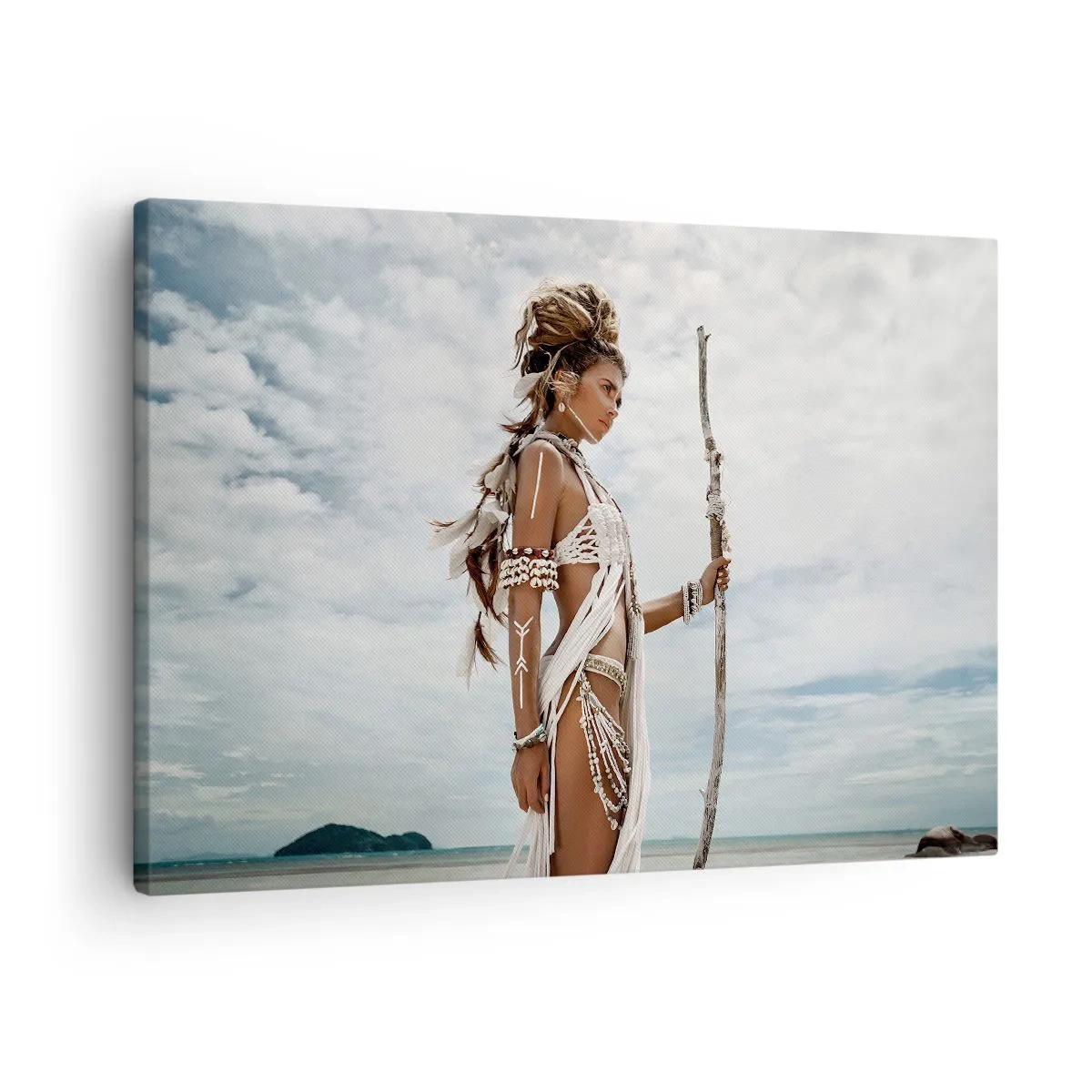 Quadro em tela - Mulher estilizada na praia com ornamentos étnicos e um bastão - 70x50cm - Rainha dos trópicos - Decoração de parede moderna para a sala de estar e quarto ARTTOR
