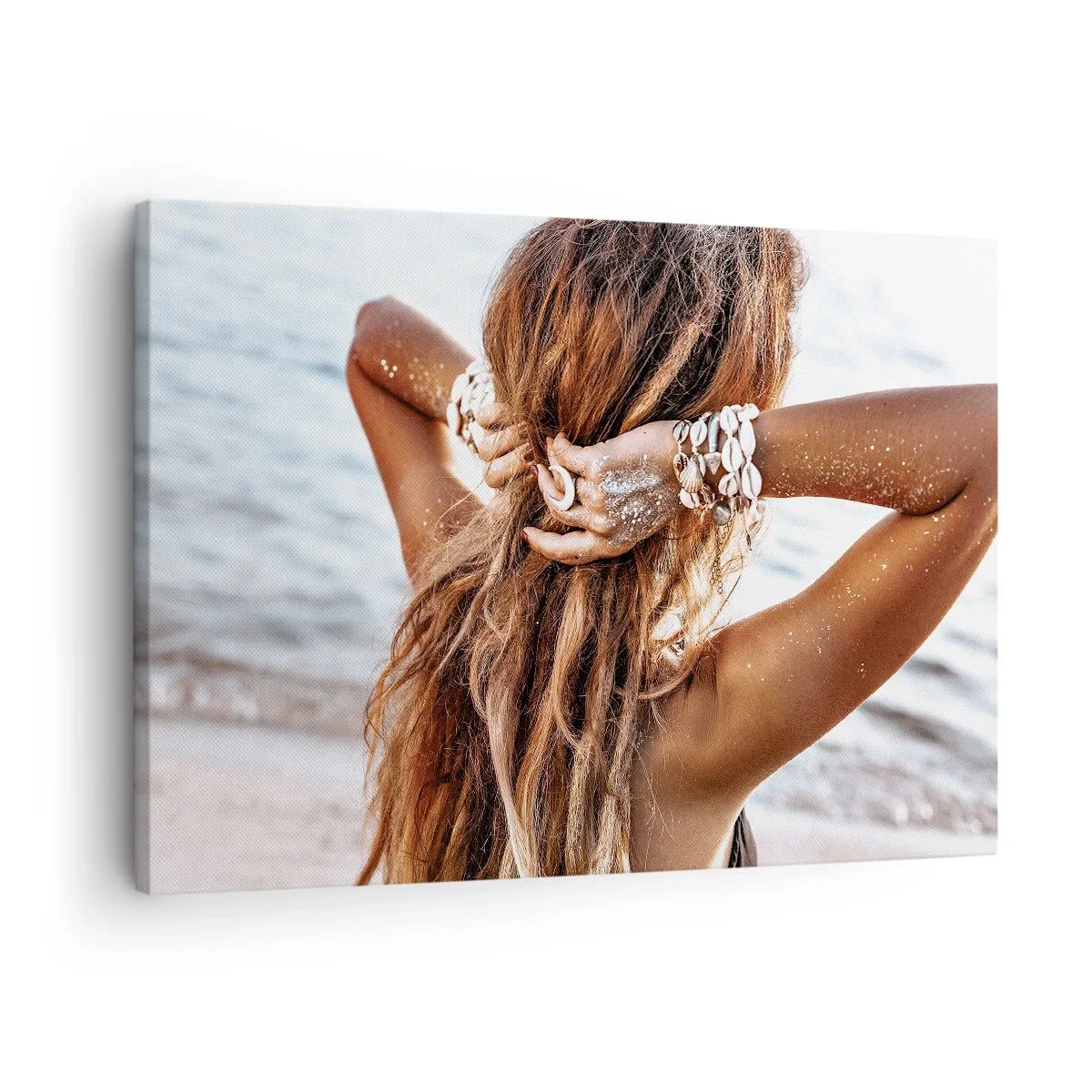 Quadro em tela - Uma mulher na praia com o cabelo esvoaçando ao sol - 70x50cm - Irmã da água e do sol - Decoração de parede moderna para a sala de estar e quarto ARTTOR