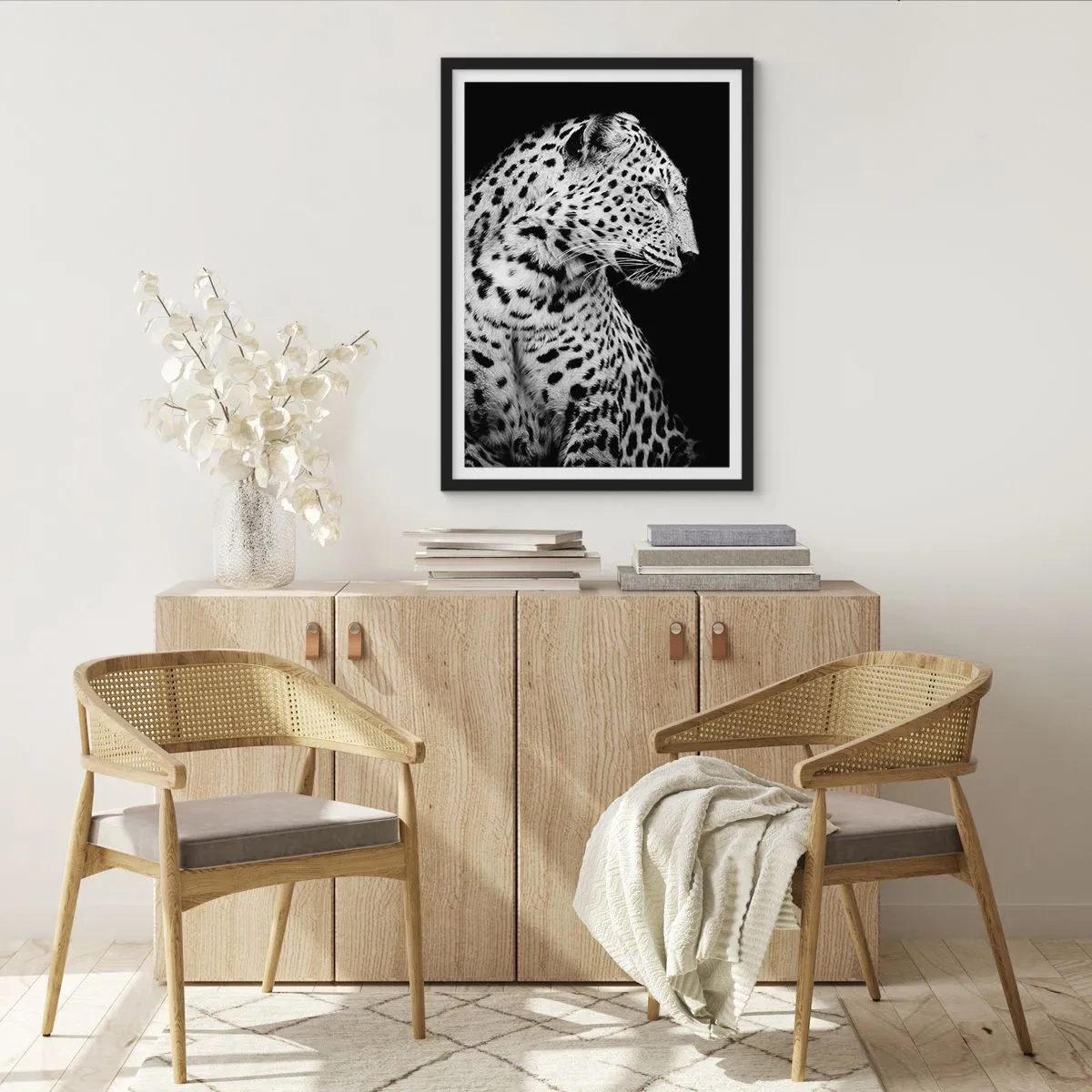 Pôster com moldura preta - Retrato em preto e branco de um leopardo em um fundo preto - 50x70cm - Perfil direito perfeito! - Decoração de parede moderna para a sala de estar e quarto ARTTOR