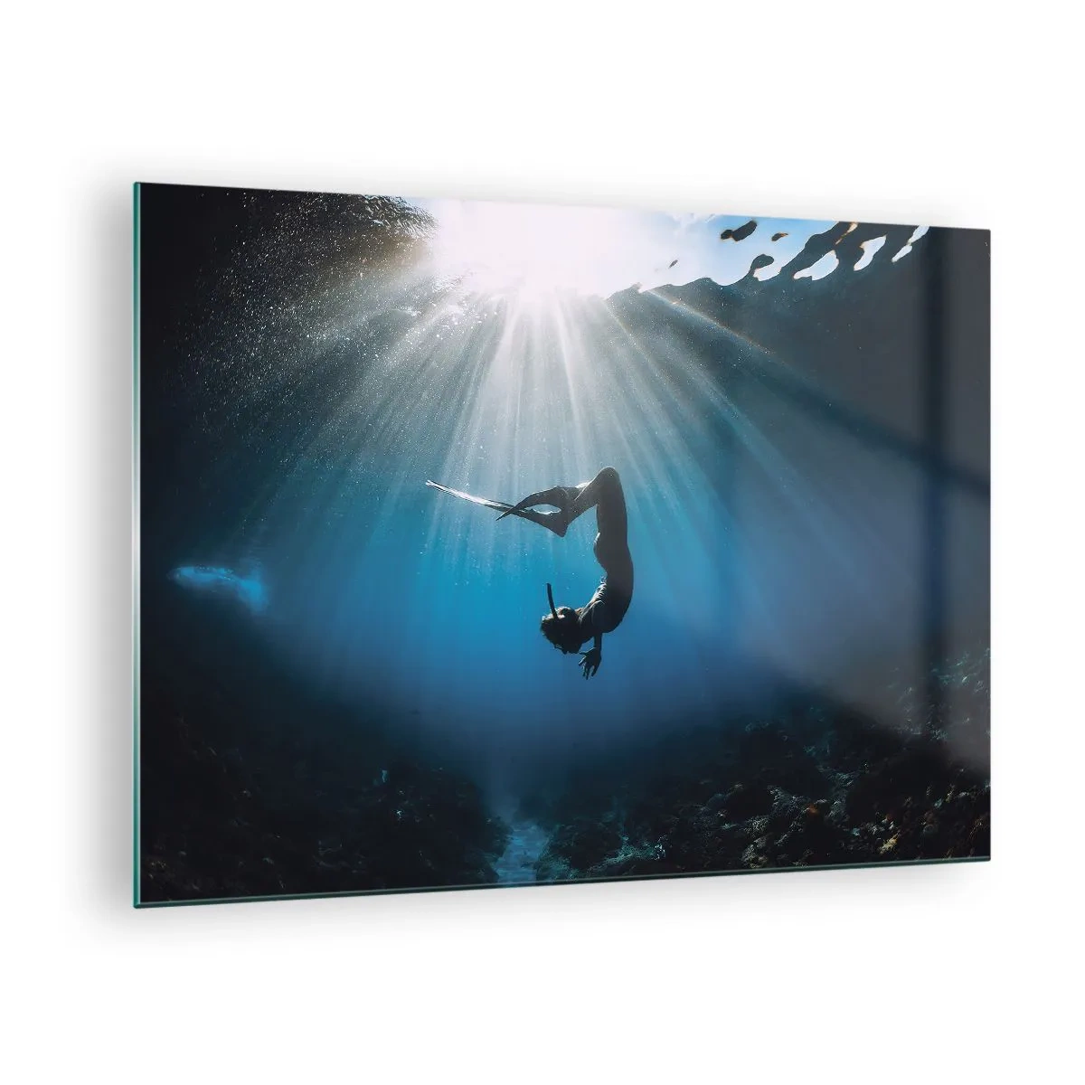 Quadro em vidro - Um mergulhador se movendo debaixo d'água sob os raios de luz - 70x50cm - Dança subaquática - Decoração de parede moderna para a sala de estar e quarto ARTTOR