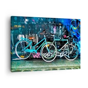 Quadro em tela - Duas bicicletas turquesas em um cenário de grafite urbano. - 70x50cm - A cidade chama - Decoração de parede moderna para a sala de estar e quarto ARTTOR