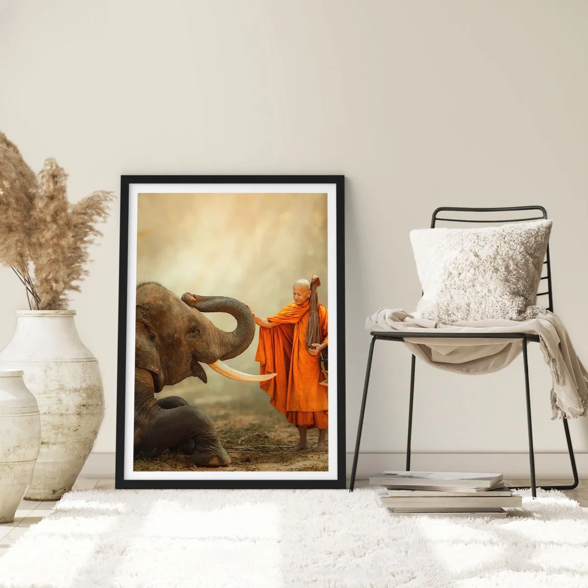 Pôster com moldura preta - Um monge com uma túnica laranja com um elefante ao fundo - 50x70cm - Encontro na viagem - Decoração de parede moderna para a sala de estar e quarto ARTTOR