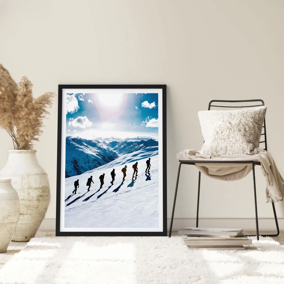 Pôster com moldura preta - Caminhantes em uma encosta de montanha coberta de neve em pleno sol - 50x70cm - A equipa vencedora - Decoração de parede moderna para a sala de estar e quarto ARTTOR