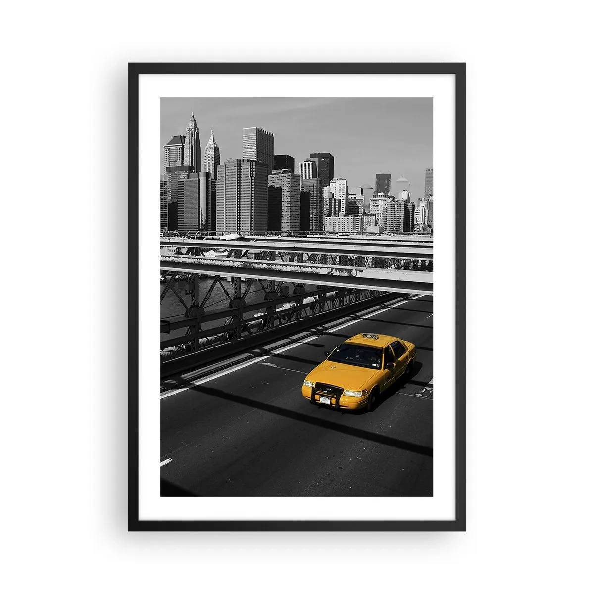 Pôster com moldura preta - Um táxi amarelo contra um fundo preto e branco da cidade - 50x70cm - A cor da cidade grande - Decoração de parede moderna para a sala de estar e quarto ARTTOR