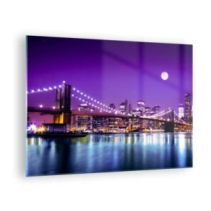 Quadro em vidro - Ponte do Brooklyn e Manhattan à noite em tons de roxo - 70x50cm - Luzes de uma grande cidade em roxo - Decoração de parede moderna para a sala de estar e quarto ARTTOR
