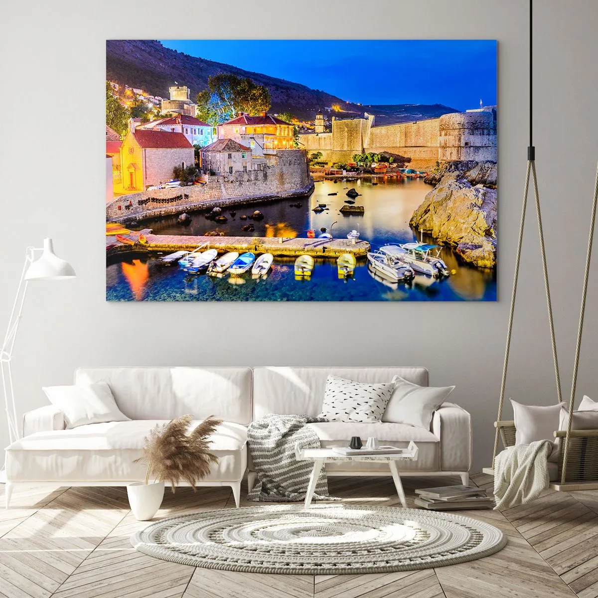 Quadro em vidro - Panorama noturno de Dubrovnik com barcos e muralhas da cidade - 70x50cm - Uma noite bem iluminada no Adriático - Decoração de parede moderna para a sala de estar e quarto ARTTOR