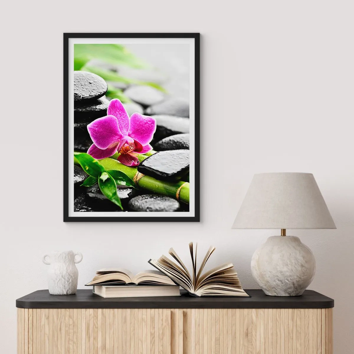 Pôster com moldura preta - Orquídea roxa em pedras molhadas e folhas verdes - 50x70cm - Calmo equilíbrio - Decoração de parede moderna para a sala de estar e quarto ARTTOR