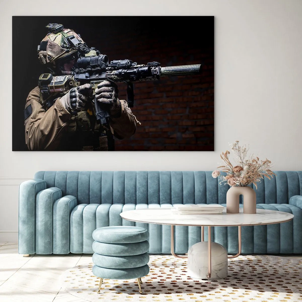 Quadro em vidro - Um soldado com equipamento completo e um rifle contra uma parede de tijolos - 70x50cm - Mortalmente eficaz - Decoração de parede moderna para a sala de estar e quarto ARTTOR